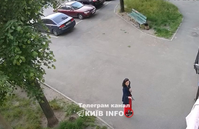 В Днепровском районе женщина устроила стрельбу возле подъезда – видео