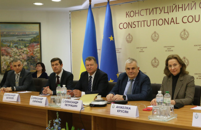 Конституційно-правові та теоретичні засади модернізації українського парламентаризму — у КСУ презентували монографію