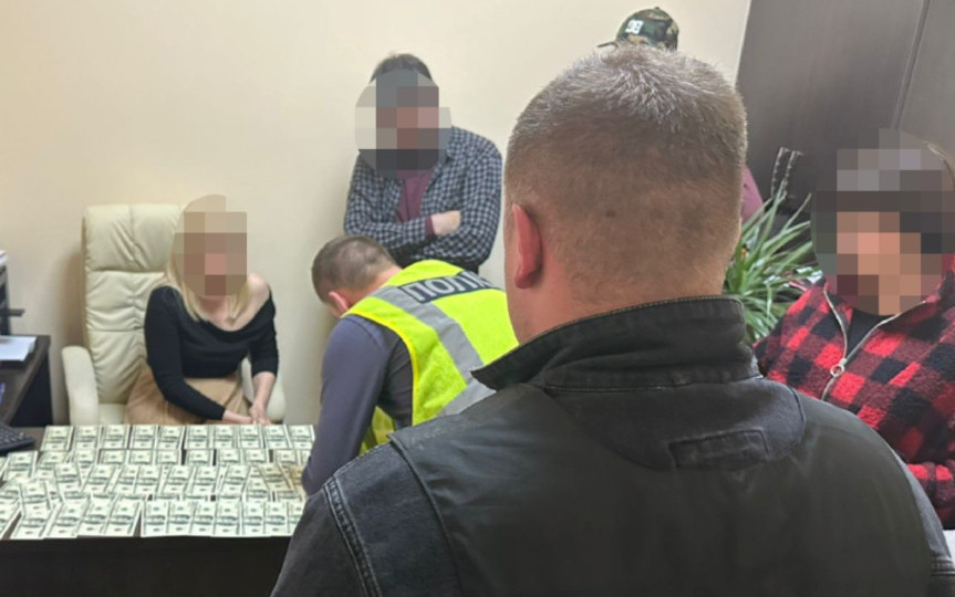 Суд збільшив розмір застави для адвокатки, яка підозрюється у переправленні чоловіків через кордон