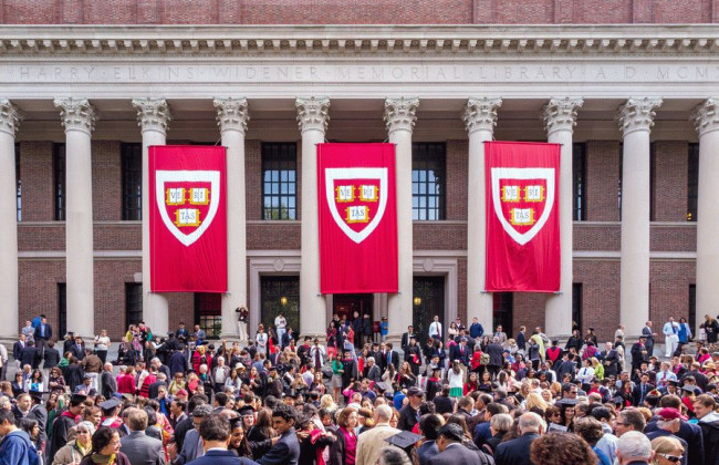 Адміністрація Трампа позбавила Гарвард права навчати іноземців – що вирішив суд