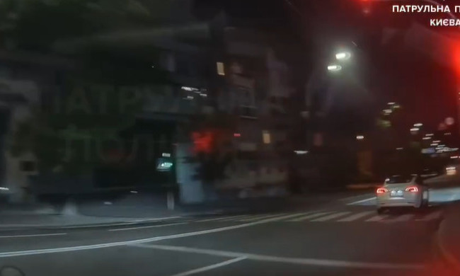В Киеве наказали нетрезвого водителя Tesla, который нарушил ПДД — видео