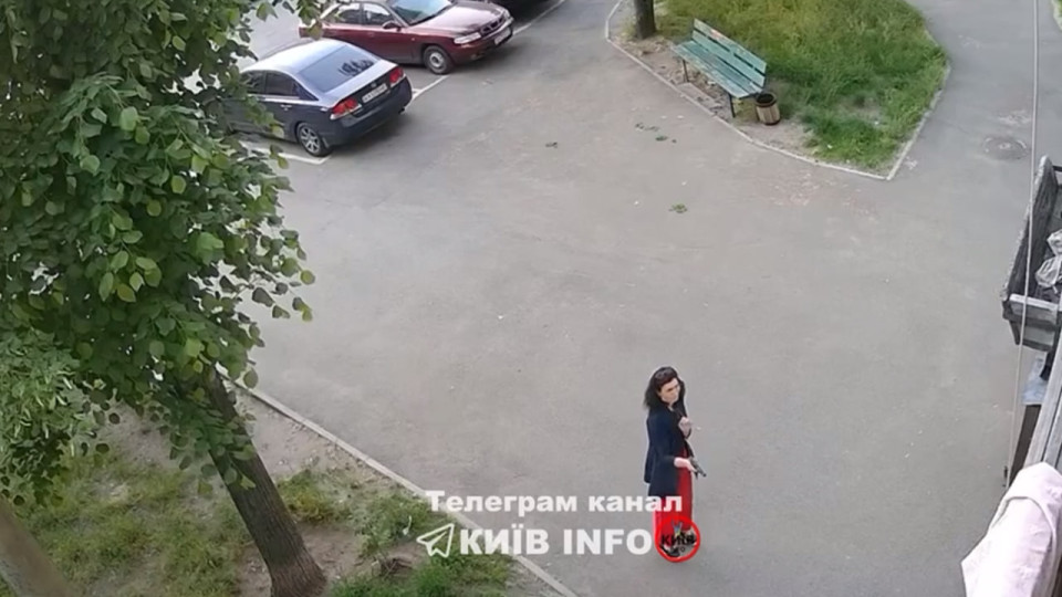 У Дніпровському районі жінка влаштувала стрілянину біля під’їзду – відео