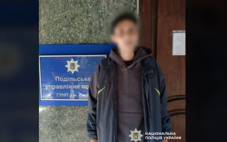 Угрозы, унижение и алкоголь — в Киеве 22-летнего внука будут судить за насилие над бабушкой