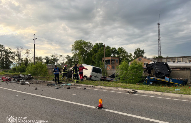 На Кировоградщине в смертельном ДТП столкнулись легковушка, грузовик и два микроавтобуса