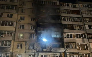 Киев оказался под массированным ракетно-дроновым ударом — горели квартиры в домах, есть пострадавшие, фото
