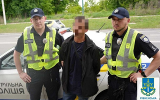 Напал с ножом на работницу почты и забрал деньги из кассы: в Ровенской области задержали вора