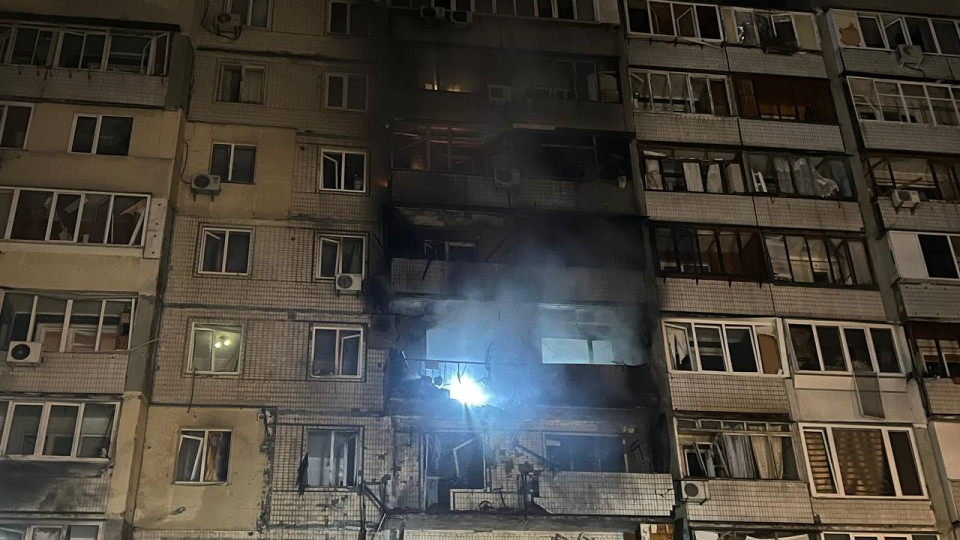 Київ опинився під масованим ракетно-дроновим ударом — горіли квартири в будинках, є постраждалі, фото