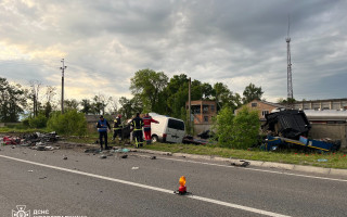 На Кировоградщине в смертельном ДТП столкнулись легковушка, грузовик и два микроавтобуса