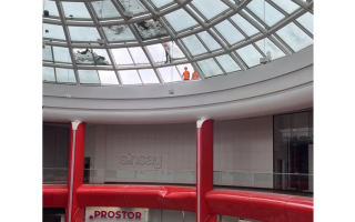 В Киеве в результате обстрела сильно поврежден ТРЦ «Блокбастер Молл», фото