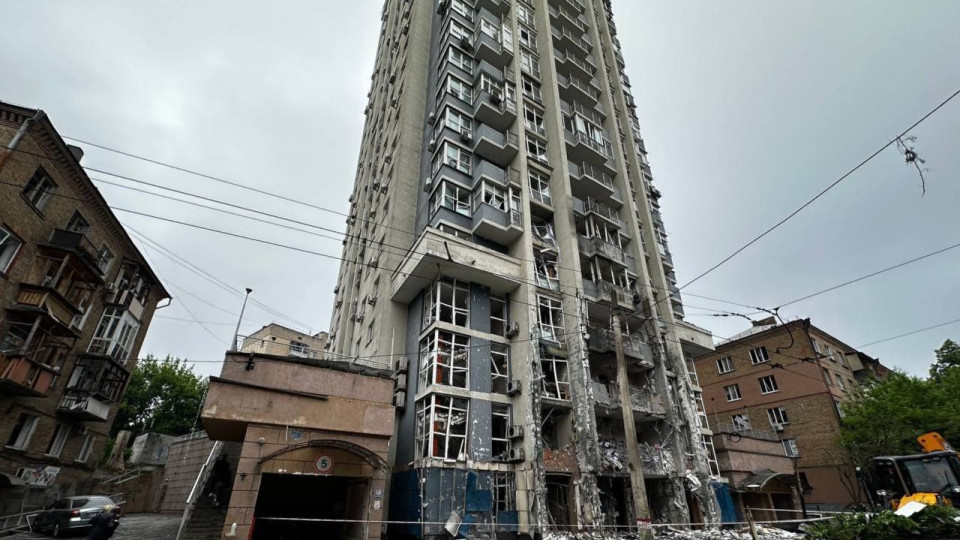 Удар по Києву: нічна атака пошкодила житловий будинок у Шевченківському районі, фото