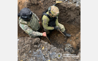 Сантиметр за сантиметром: на Кировоградщине вручную доставали боевую часть дрона РФ – фото