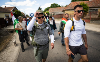 Опозиційний лідер Угорщини Петер Мадяр пішки перетнув кордон із Румунією, фото