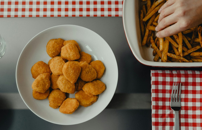 Любимые снеки, фастфуд и готовые блюда могут медленно разрушать психику — ученые бьют тревогу