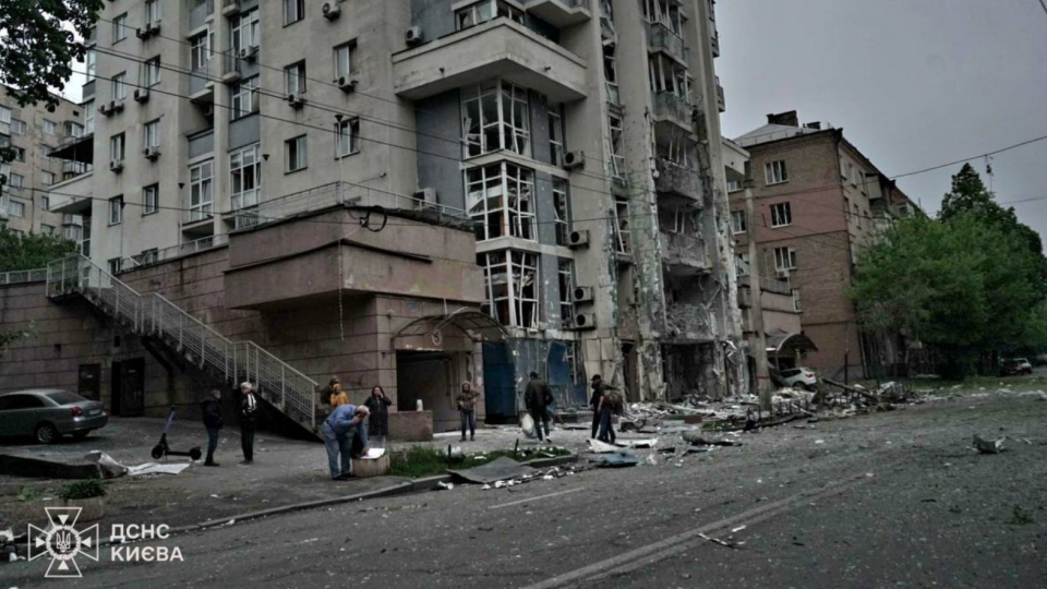 Киев под ударом: ночная атака РФ повредила жилые дома, 11 пострадавших, фото последствий