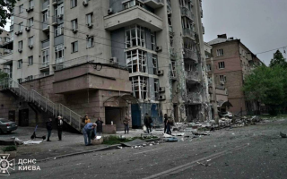 Киев под ударом: ночная атака РФ повредила жилые дома, 11 пострадавших, фото последствий