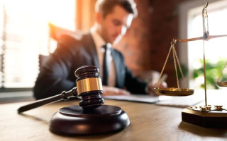 В Британии адвокат обвиняется в отмывании денег — его будут судить вместе с бухгалтером