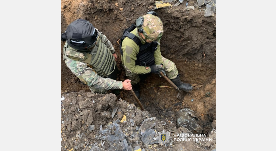 Сантиметр за сантиметром: на Кіровоградщині вручну діставали бойову частину дрона РФ – фото