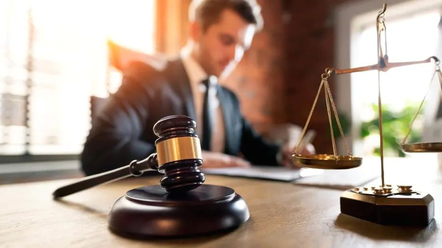 В Британии адвокат обвиняется в отмывании денег — его будут судить вместе с бухгалтером
