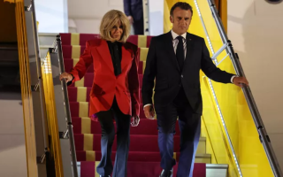 Президент Франції Макрон отримав ляпас від дружини на виході з літака, відео