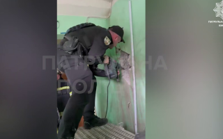 В Киеве патрульные спасли мужчину, который застрял в вентиляционной шахте многоэтажки, видео