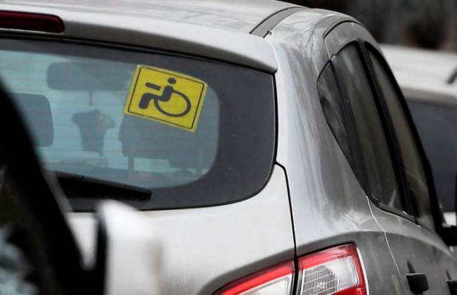 Водії з інвалідністю будуть мати переваги лише у разі наліпки з QR-кодом