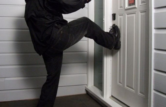 На Хмельниччині чоловік у новорічну ніч вибив двері сусідки і заявив, що помилився квартирою — що вирішив суд