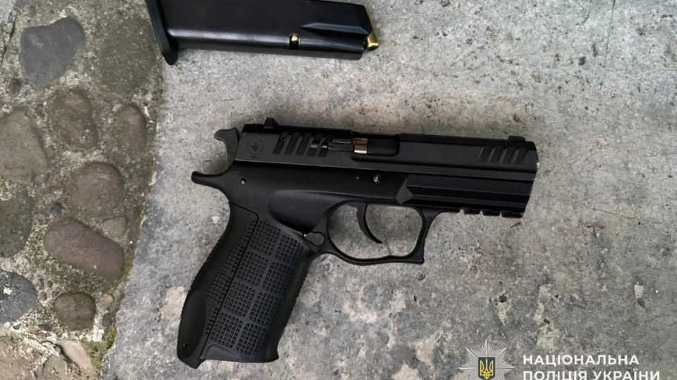 На Закарпатті чоловік підстрелив сусіда в ході конфлікту через паркан