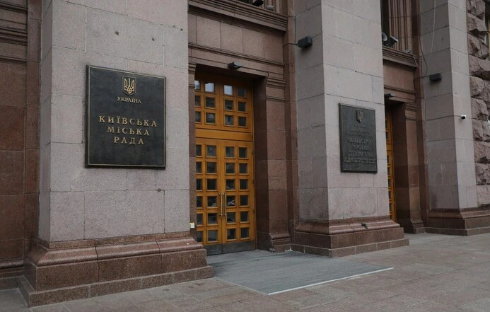 Кличко повідомив про вибухівку у дворі одного з будинків Києва, КМВА заявила – то труба