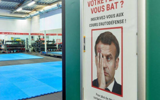 В одном из спортзалов Франции появилась ироничная реклама после пощечины Макрону от жены
