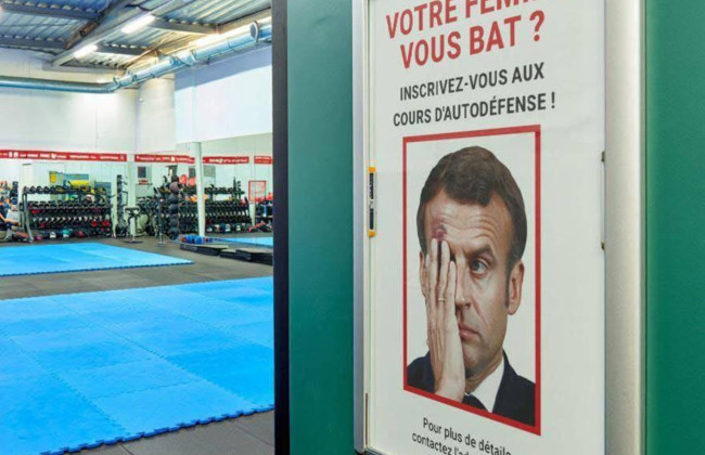 В одном из спортзалов Франции появилась ироничная реклама после пощечины Макрону от жены