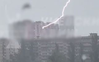 У Києві на Оболоні блискавка влучила у вікно багатоповерхівки, відео