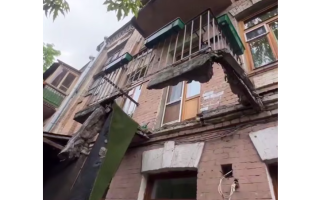 Відпочивав на балконі: дружина американського режисера Крістофера Волтерса розповіла подробиці обвалу, відео