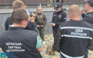 В Черкасской области задержали женщину, которая изготавливала уклонистам документы о их принадлежности к религиозной организации