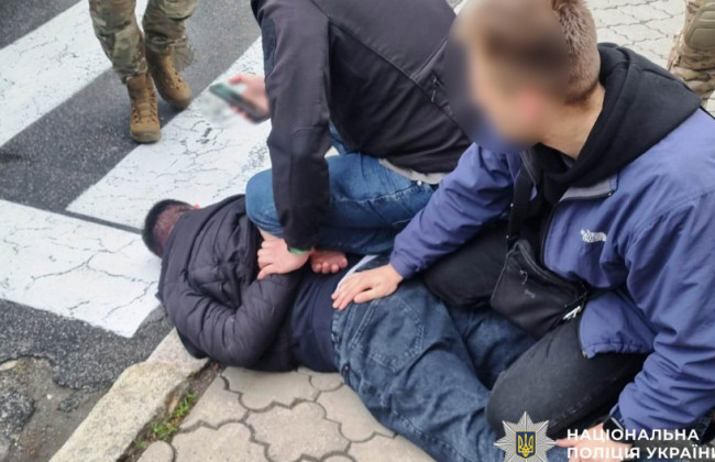 В Виннице задержали злоумышленников, которые, угрожая убийством, требовали деньги у несовершеннолетнего