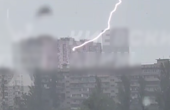 В Киеве на Оболони молния попала в окно многоэтажки, видео