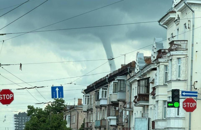 В центре Чернигова зафиксировали смерч – видео