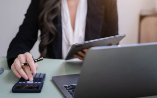 Апеляційний суд підтвердив, що роботодавець законно позбавив бухгалтерку щомісячної премії — деталі справи