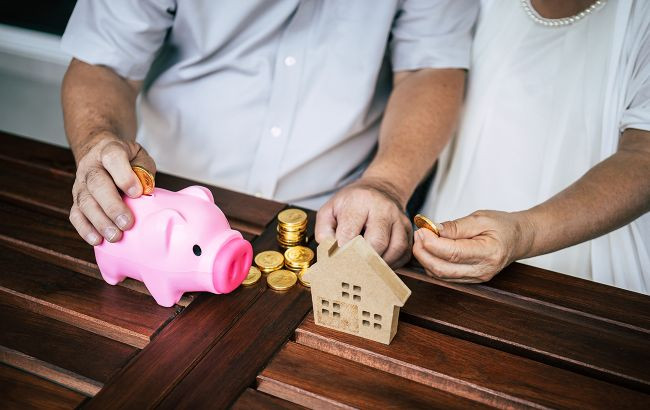 Украинцам ответили, можно ли платить добровольные взносы для пенсии в промежутке между сменой работы