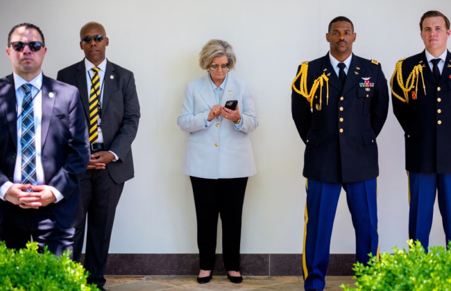 Неизвестное лицо имитировало советницу Трампа и несколько недель общалось с политиками – Wall Street Journal