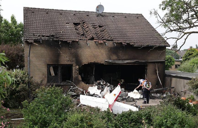 В Германии самолет, которым управляла 71-летняя женщина, упал на жилой дом — есть погибшие, фото