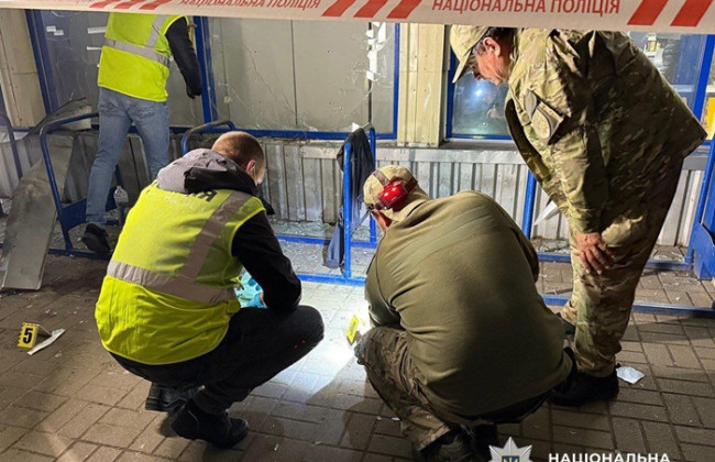 В Житомире мужчина бросил гранату в людей возле супермаркета — есть пострадавшие, фото