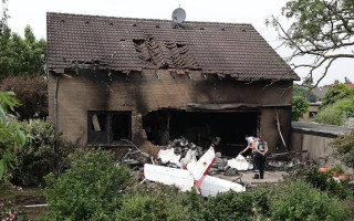 У Німеччині літак, яким керувала 71-річна жінка, впав на житловий будинок — є загиблі, фото
