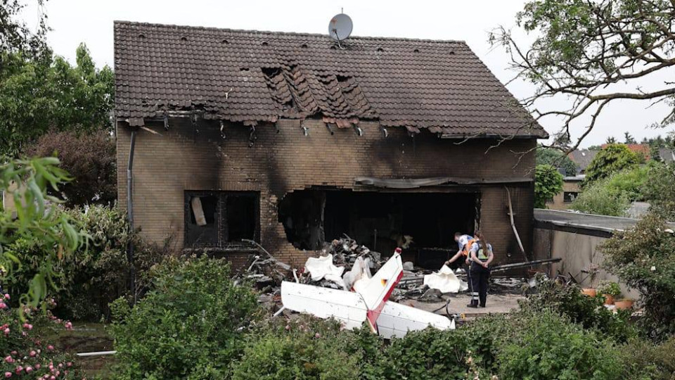 У Німеччині літак, яким керувала 71-річна жінка, впав на житловий будинок — є загиблі, фото