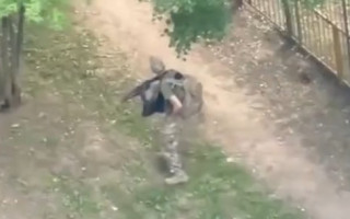 У Харкові чоловік у військовій формі влаштував стрілянину біля дитячого майданчика – відео