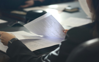 Яким критеріям ризиковості відповідає платник податку, у якого зупинено реєстрацію податкової накладної