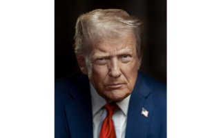 Белый дом показал новый официальный портрет Дональда Трампа – видео