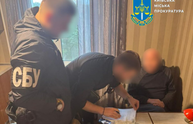 $12 тысяч за «больную жену» – чиновника Голосеевской РГА подозревают в незаконной схеме побега за границу