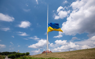 У Києві тимчасово знімуть найбільший прапор України для техобслуговування флагштока