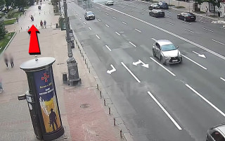 У Києві покарали водія електроскутера, який рухався тротуаром на Хрещатику — відео