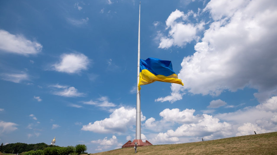 В Киеве временно снимут самый большой флаг Украины для техобслуживания флагштока